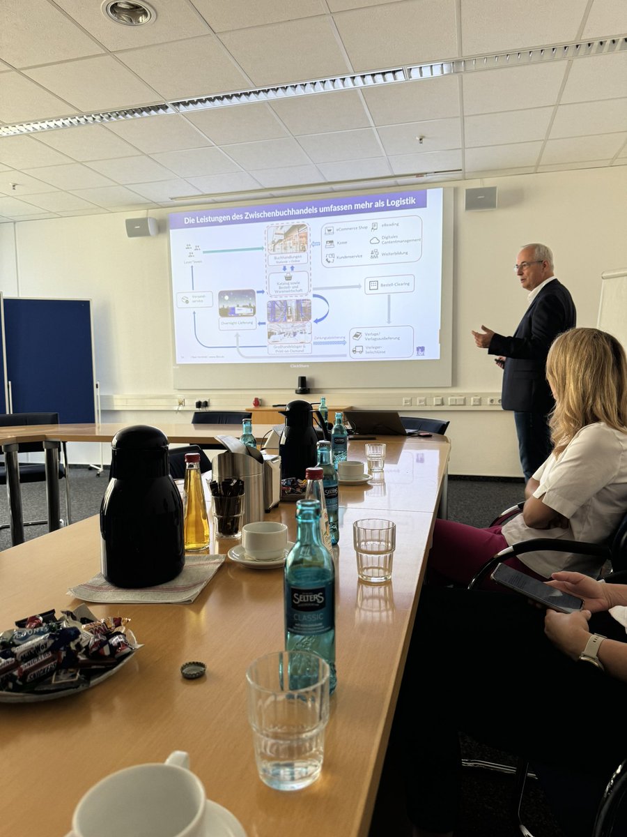 ep_herzog's tweet image. Gemeinsam mit @WiebkeFDP habe ich heute die Firma Libri besichtigt. Das Geschäftsmodell der Firma Libri ist, dass diese als Bindeglied zwischen dem Verlag und der Buchhandlung agiert, somit vereinfacht Libri den Prozess bis zum Vertrieb des einzelnen Buches. Zudem stellt Libri…