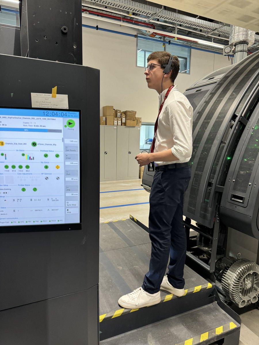 ep_herzog's tweet image. Gemeinsam mit @WiebkeFDP habe ich heute die Firma Libri besichtigt. Das Geschäftsmodell der Firma Libri ist, dass diese als Bindeglied zwischen dem Verlag und der Buchhandlung agiert, somit vereinfacht Libri den Prozess bis zum Vertrieb des einzelnen Buches. Zudem stellt Libri…