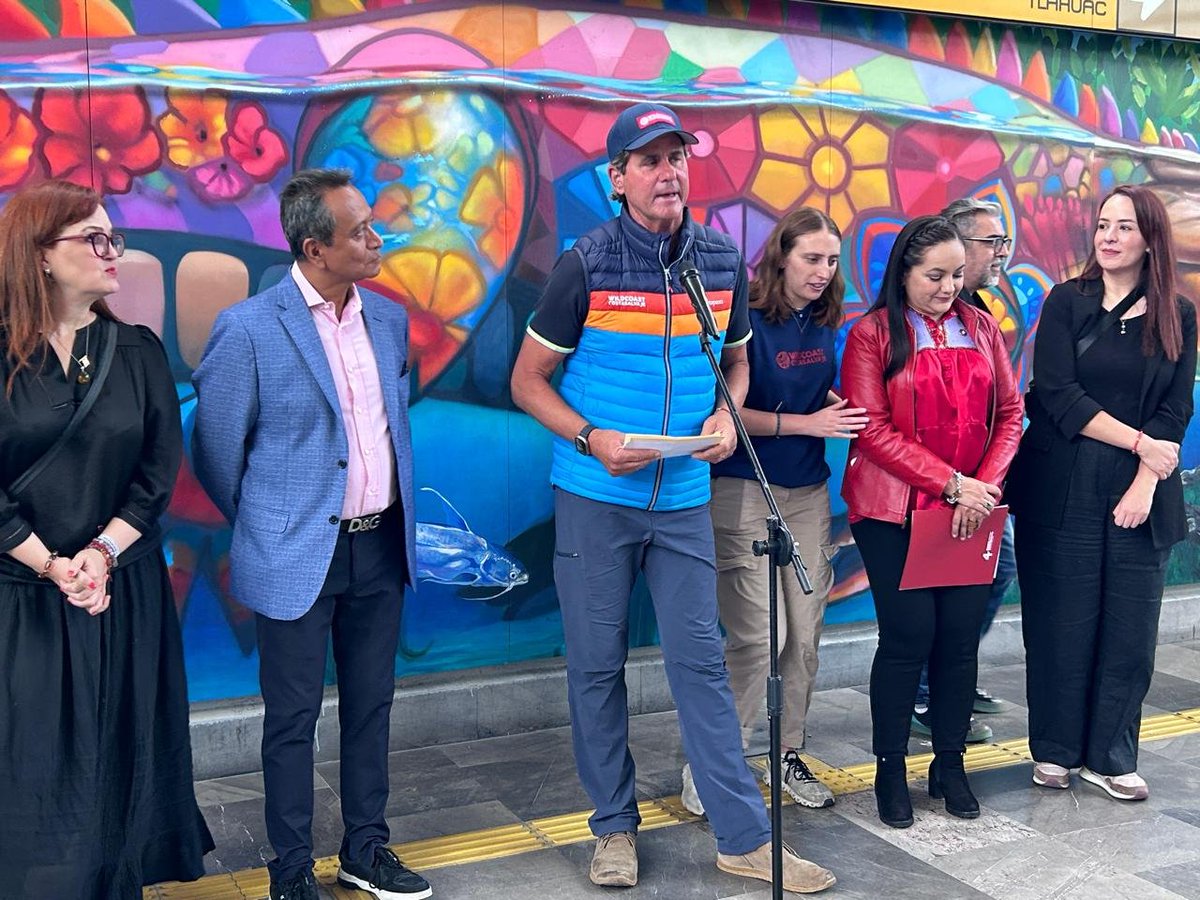 MetroCDMX's tweet photo. Esta mañana en la estación Ermita de la Línea 12, se inauguró el mural "Mangle es vida", realizado por el muralista Farid Rueda. Esta obra es promovida por Costa Salvaje AC, que pretende recordar la importancia de la conservación y cuidado de los manglares mexicanos. ¡La Cultura también viaja en Metro! #CulturaMetro