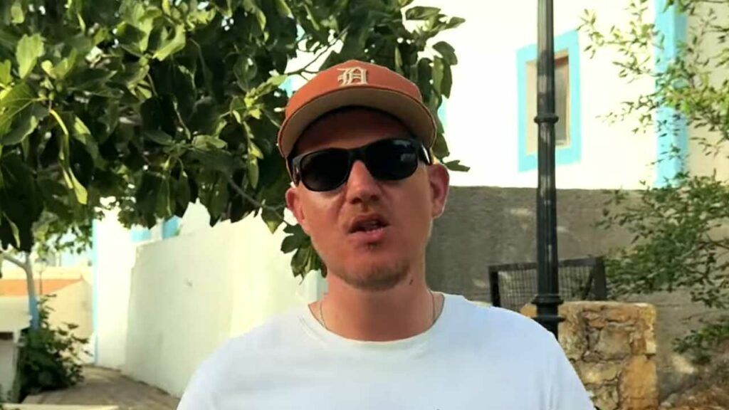 britishhiphop's tweet image. BatFunk – Keep It Moving [Video] 
Cheshire's BatFunk and alter ego Mo Green return with a fresh new offering "Keep It Moving". 
#aimeejay #batfunk #keepitmoving #mogreen 
buff.ly/4d7kwHT