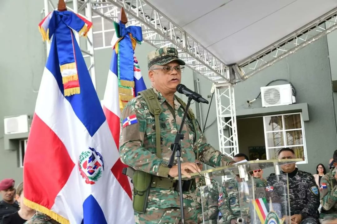 Acompañamos al ministro de Defensa teniente general, Carlos Luciano Díaz Morfa y al  comandante general del Ejército República Dominicana, el Mayor General Carlos Antonio Fernández Onofre, en la Graduación de la Segunda Promoción del Curso Básico de Policía Militar, en Santiago.