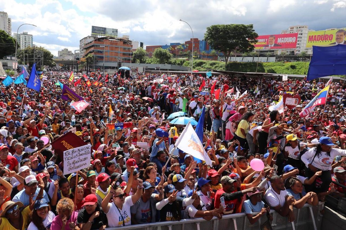 Con alegría, Petare salió a las calles a respaldar a su Gallo Nico, el Pdte. <a href="/NicolasMaduro/">Nicolás Maduro</a>. Día a día estamos venciendo la oscuridad y el odio del extremismo que juró sufrimiento a nuestro noble pueblo. Junt@s, nos estamos recuperando. ¡Lo mejor ya viene!