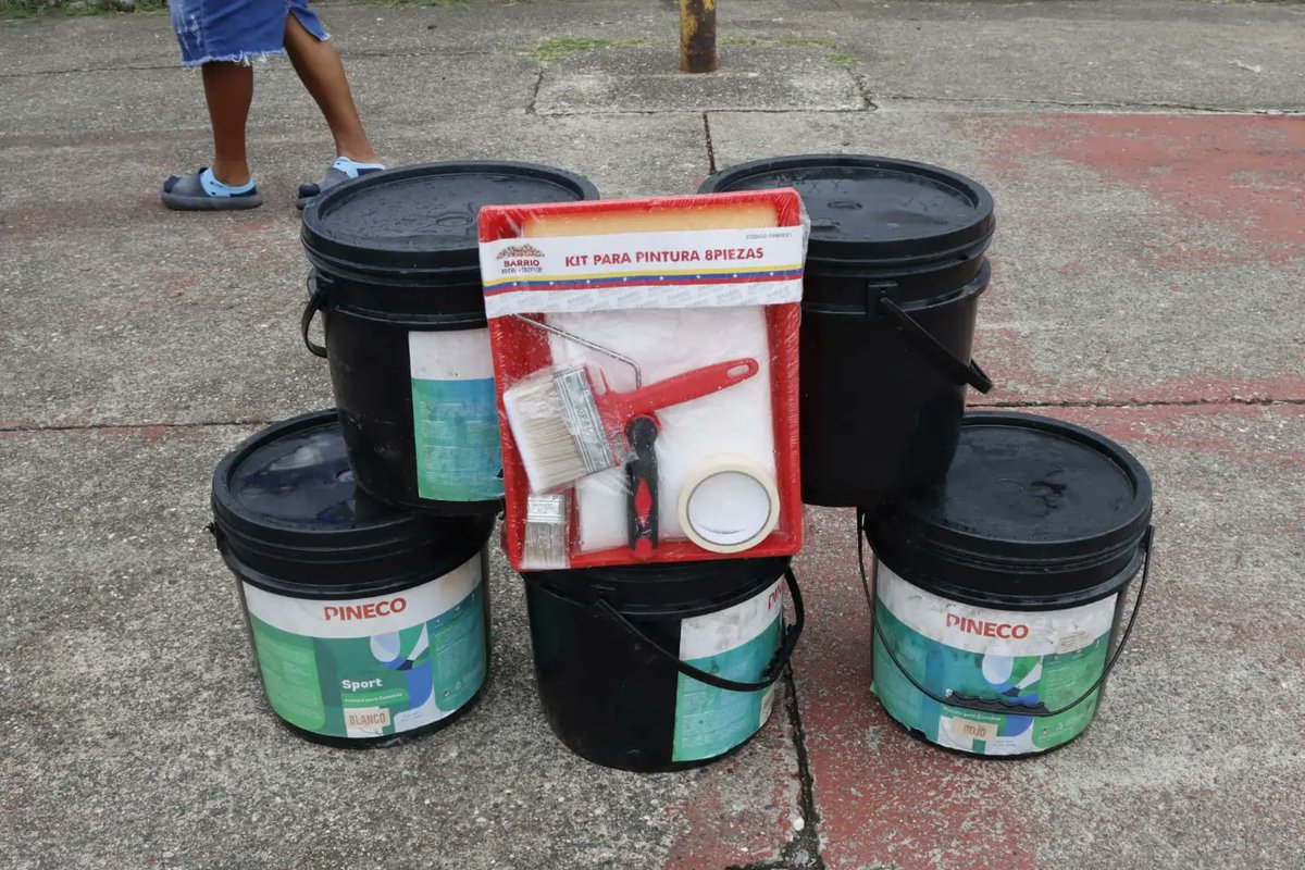 + Canchas + Vida 

Continuamos haciendo esfuerzos para recuperar los espacios deportivos de nuestro municipio.

Entrega de material para el inicio de la recuperación de la cancha múltiple de La Democracia.

<a href="/NicolasMaduro/">Nicolás Maduro</a> <a href="/PrimitivoPsuv/">Antonio Primitivo Cedeño</a>