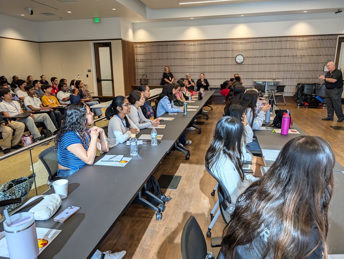 UCF_SGHMI's tweet image. UCF SGHMI cohosted the Health Leadership Summit Academy (HLSA) with @ourmedschool  yesterday! 🌟 This program supports students in achieving their educational goals and connecting with healthcare providers from diverse backgrounds and specialties. #UCFSGHMI #HLSA ##UCFMedicine