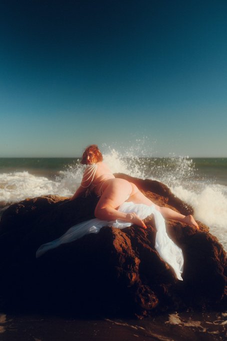 Would you let me lure you into the ocean 🐚🌊  Shot by @iamkneeblack https://t.co/EmFzaVm4VQ