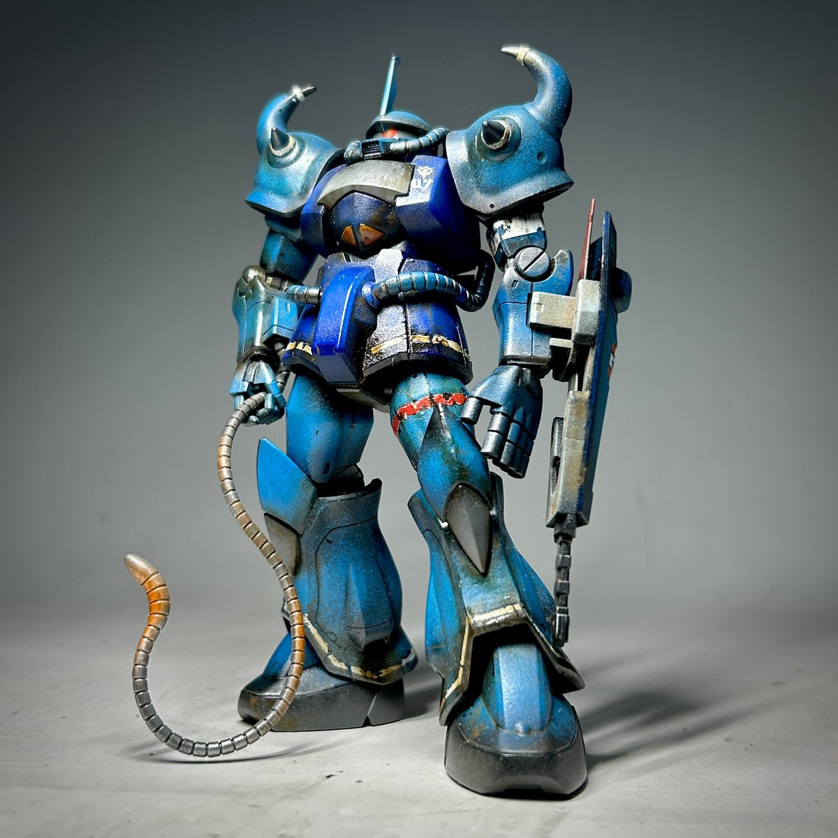 完成しました。
初代ガンダムに登場するグフです。
組み立て説明書によれば発売は2000年となっております。
今回はまったくの無改造、塗装のみにこだわって制作致しました。

本体色はそれぞれに調色し、明度を変えてグラデーション塗装しています。
 #HGグフ