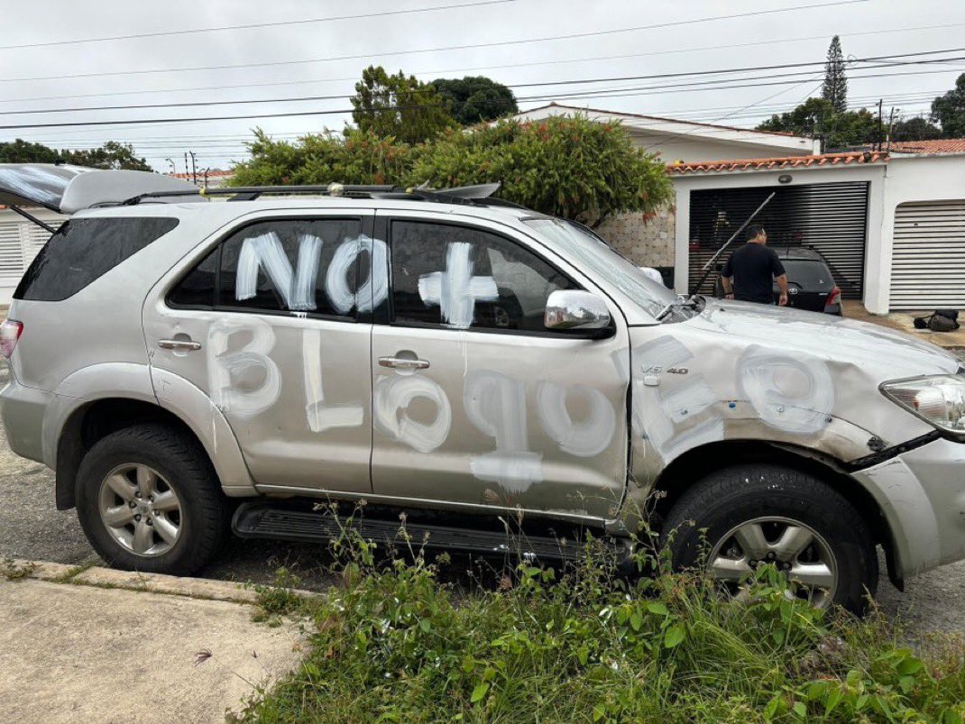 TrapieLLo's tweet photo. Quien se puede creer Señora @MariaCorinaYA que esa camioneta en la usted viaja, 
1- No estaba custodiada  por nadie de su entorno.
2- No tenía Alarma
3- ustedes que andan llenos de cámaras, casualmente NINGUNA grabó nada de nada.
4- En la Urbanización que pernoctó TAMPOCO NADIE VIO NADA DE NADA.

Usted sigue creyendo que somos IDIOTAS…
