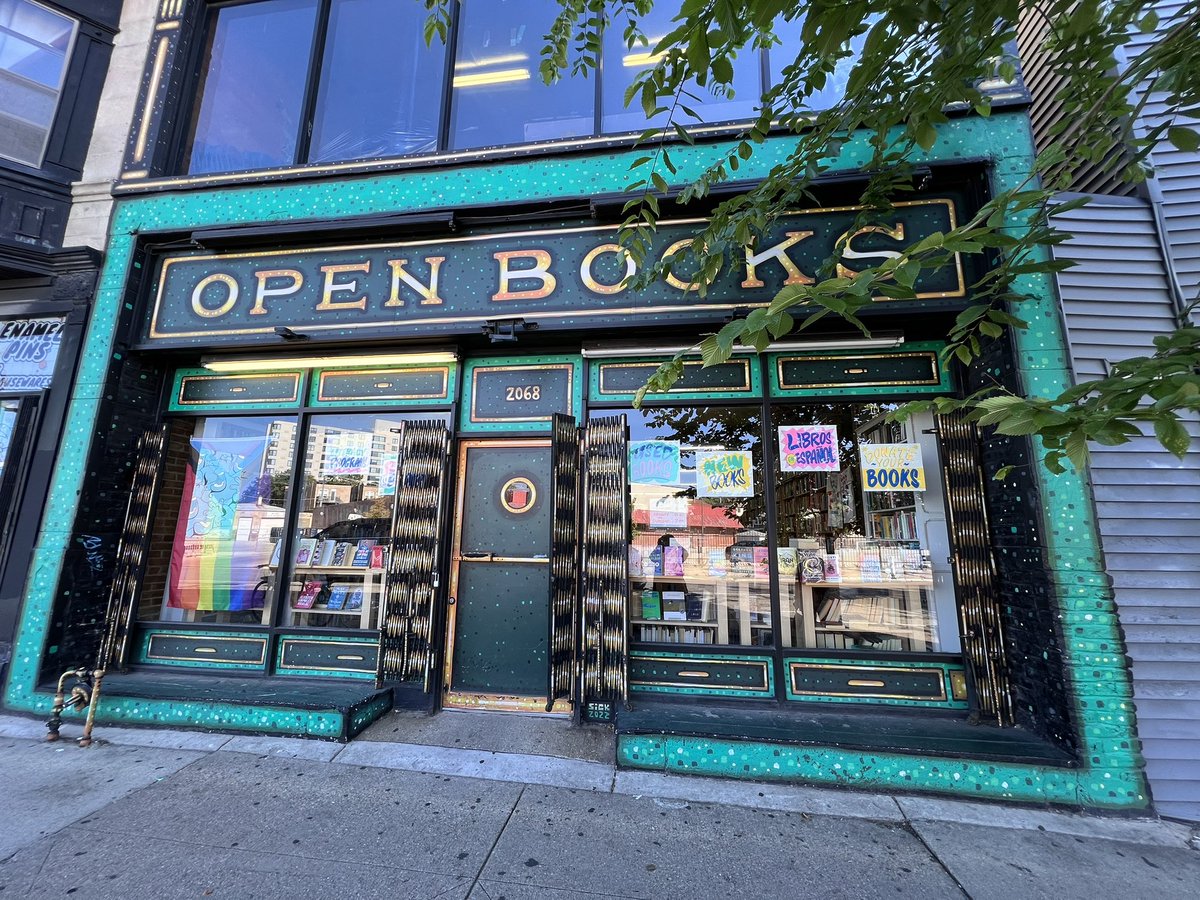 moondaaisy's tweet photo. I fell in love with all the bookstores in Chicago. I also bought way too many books 📚😍 Can’t wait to go back next year 💖🖤 https://t.co/w1zgLSSczj