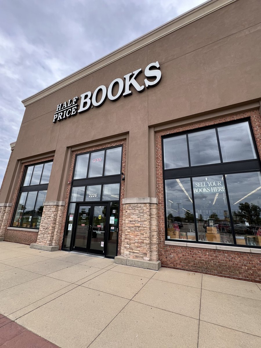 moondaaisy's tweet photo. I fell in love with all the bookstores in Chicago. I also bought way too many books 📚😍 Can’t wait to go back next year 💖🖤 https://t.co/w1zgLSSczj