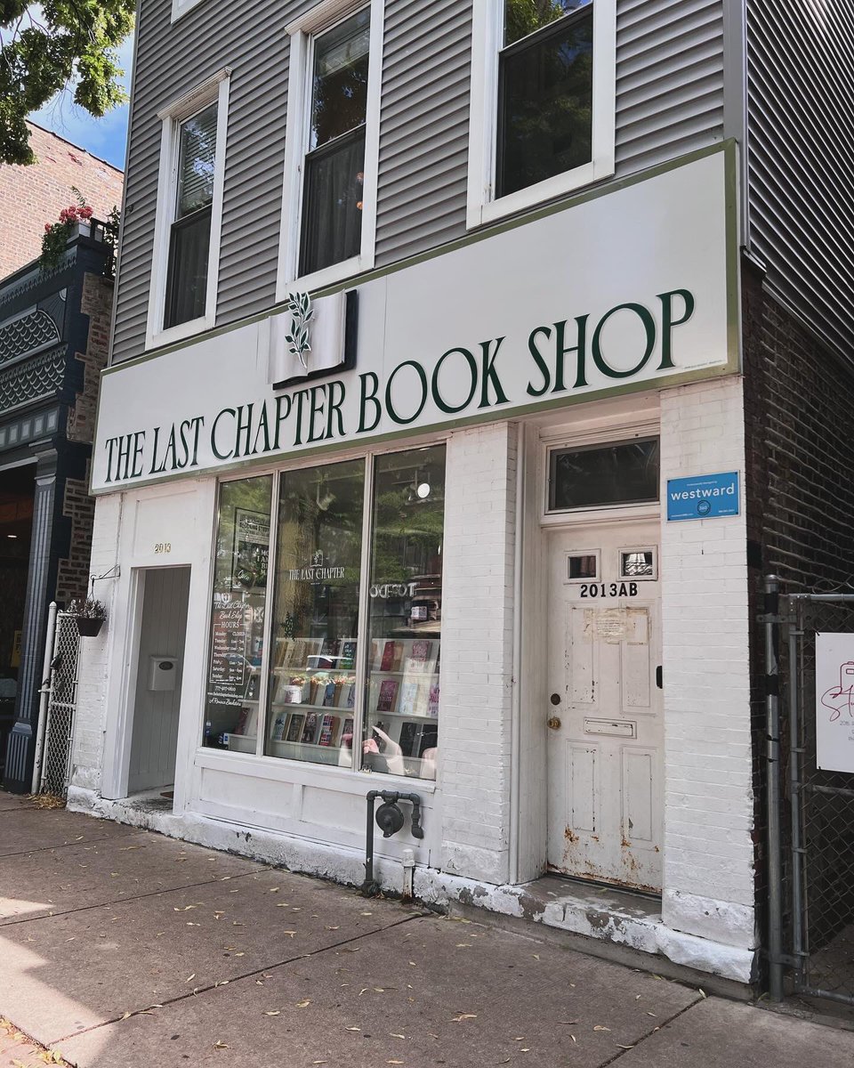 moondaaisy's tweet photo. I fell in love with all the bookstores in Chicago. I also bought way too many books 📚😍 Can’t wait to go back next year 💖🖤 https://t.co/w1zgLSSczj