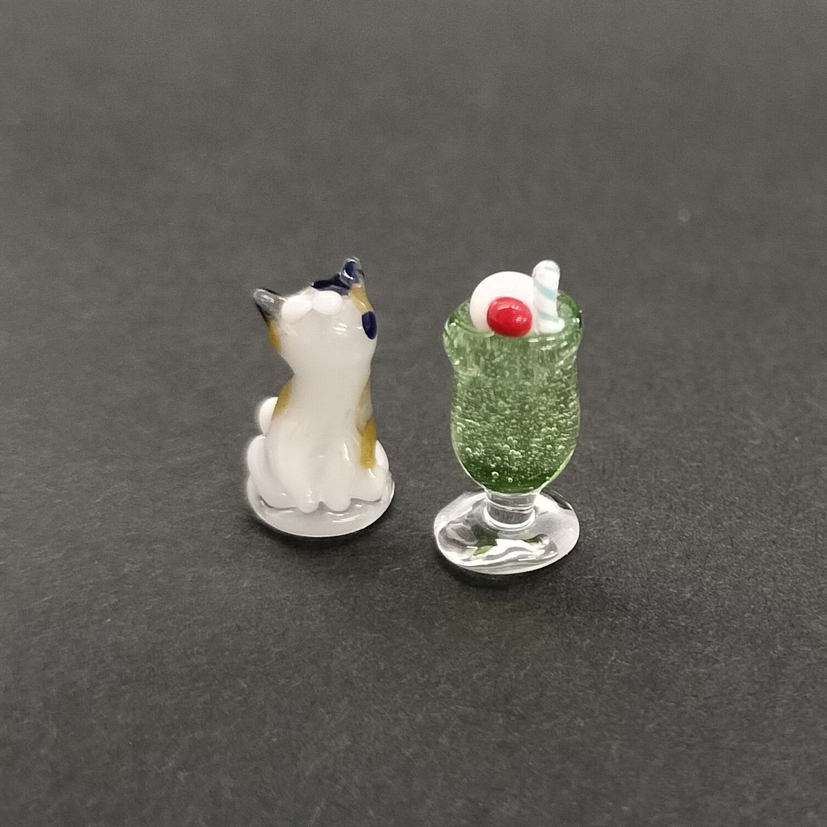 Isana55Studio's tweet photo. #宇宙遊泳 台北に参加の
三毛猫さんとクリームソーダー
のご近影です。
ちっちゃい小ちゃい🐸
#Theshooting にて
お待ちしております〜♪

#インク沼
#TonoandLims https://t.co/68IioJDk53