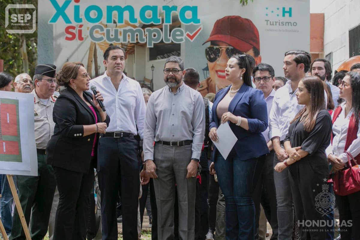 SEPresidencial's tweet photo. 📌 ¡La refundación avanza! Este día la presidenta @XiomaraCastroZ, inauguró en el municipio de Valle de Ángeles  7 obras de infraestructura vial 🛣️, 5 calles pavimentadas y 2 adoquinadas, al evento asistió la titular de la @SEPresidencial @SarahiCCerna. https://t.co/cw3a2juPZf