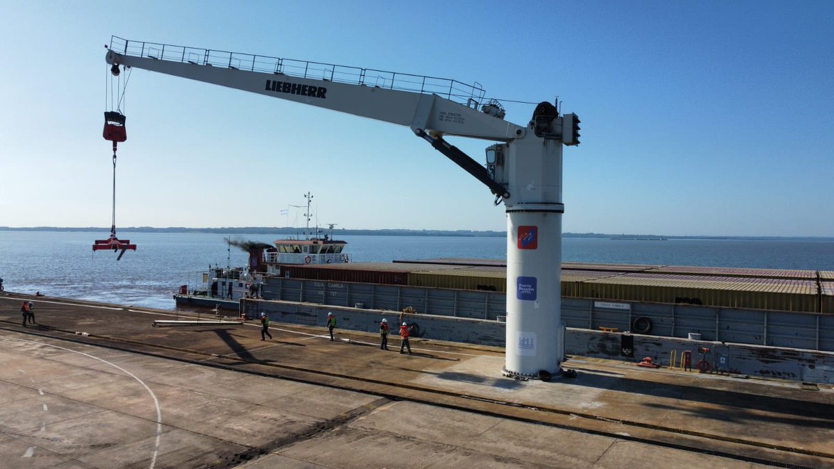 lucasaromero's tweet photo. El nuevo Depósito Fiscal en el Puerto de Posadas, será una infraestructura clave que fortalecerá la capacidad logística de la provincia ya que permitirá a las empresas exportadoras consolidar sus cargas localmente, reduciendo costos y mejorando la eficiencia operativa. https://t.co/2s11Wb9V5w