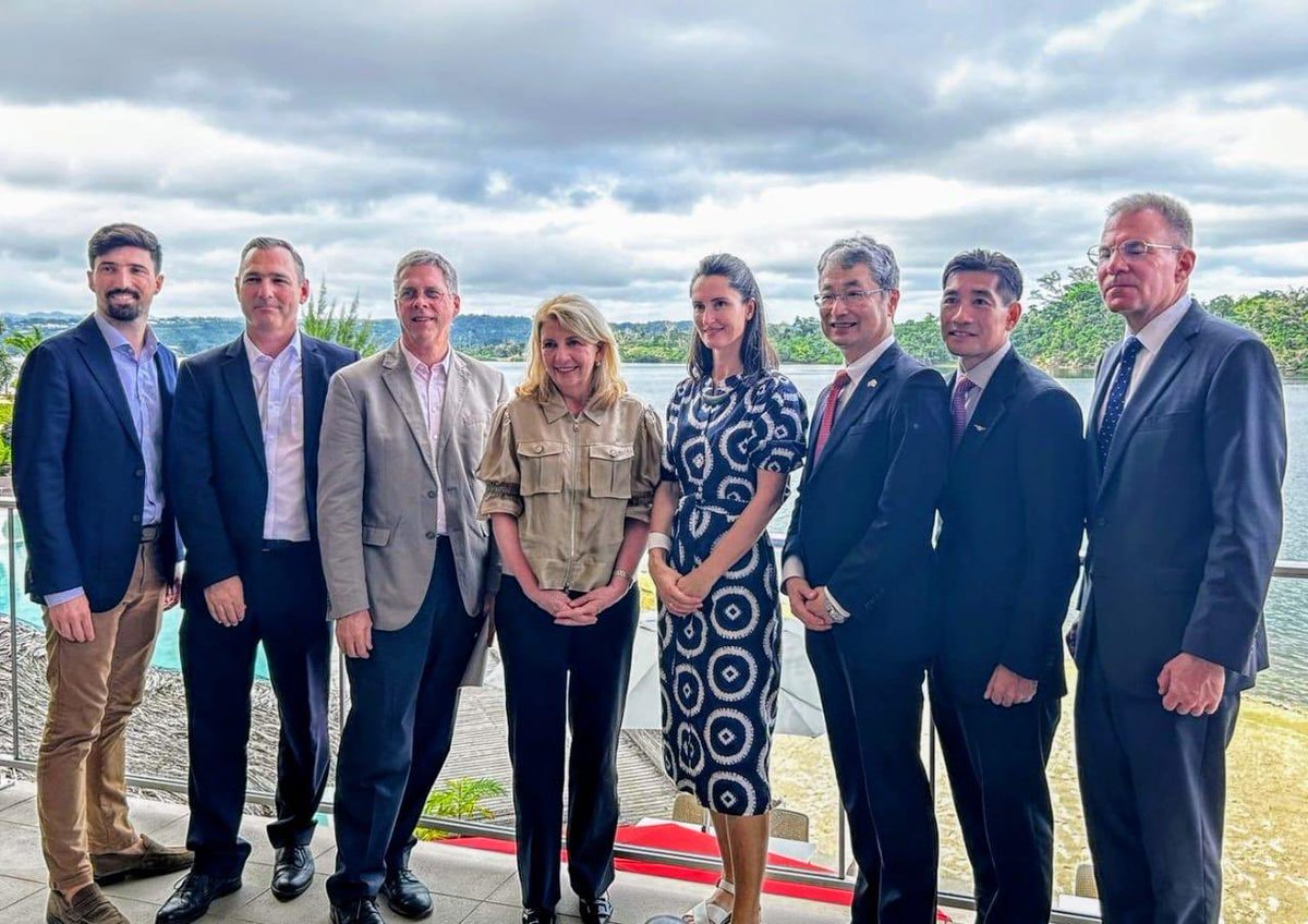 NicciSimmondsNZ's tweet photo. Nearly 50% of Vanuatu’s popn is under 20. This represents enormous potential. NZ 🇳🇿 is proud of its impactful partnership with @UNICEF in Vanuatu. It was a pleasure to discuss key issues in Vanuatu with visiting Executive Director Catherine Russell &amp; the Dip Corps 🙏 https://t.co/B5TWVssfug
