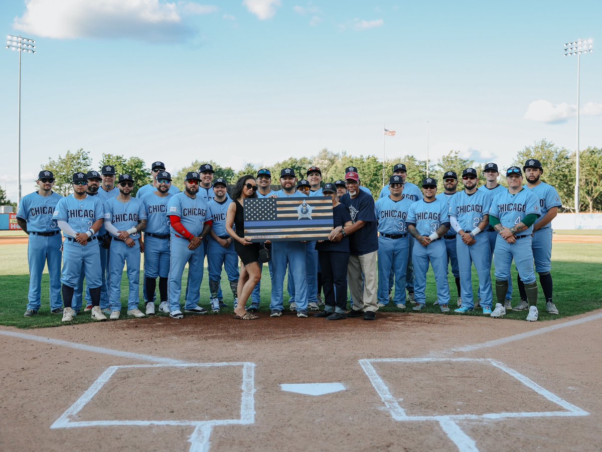 CPDKnights's tweet photo. Last night was truly extraordinary. We had the honor of performing and paying tribute not only to our brothers and sisters in the military but also to our fallen CPD brother, Thomas E. Wortham IV, Star #6181.
#honor #cpdbaseball #usmilitary #worthamfamily #wintrustfield #oneteam https://t.co/4N7io7MBVd