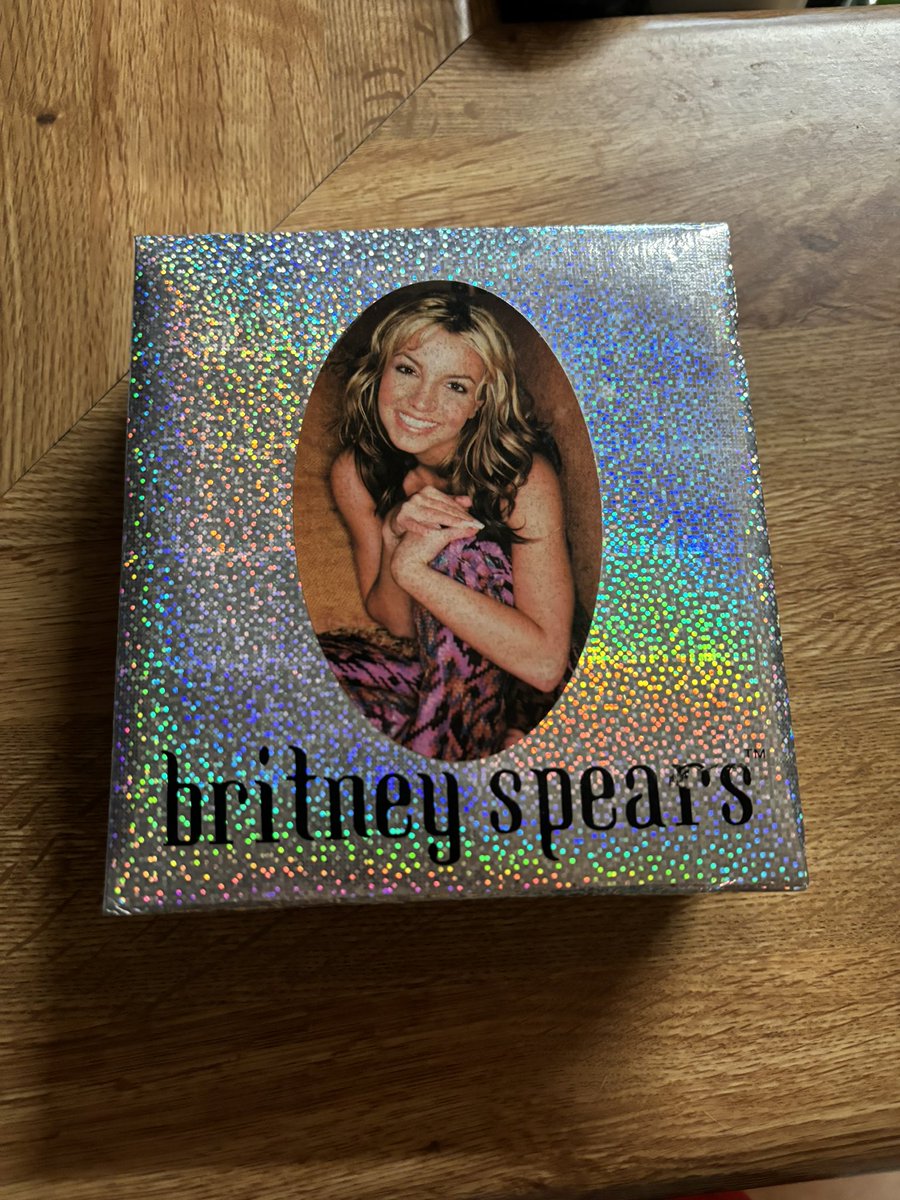 PrinceAli89's tweet photo. New addition to my collection: Official Britney Spears Holographic Keepsake Box With Mirror
#BritneySpears #Britney #BritneyArmy #BritneyNerds #BritneySpearsCollection #BritneyCollection #BritneyBrands #Vintage #Y2K #2000s https://t.co/lC0ZnJR4yA