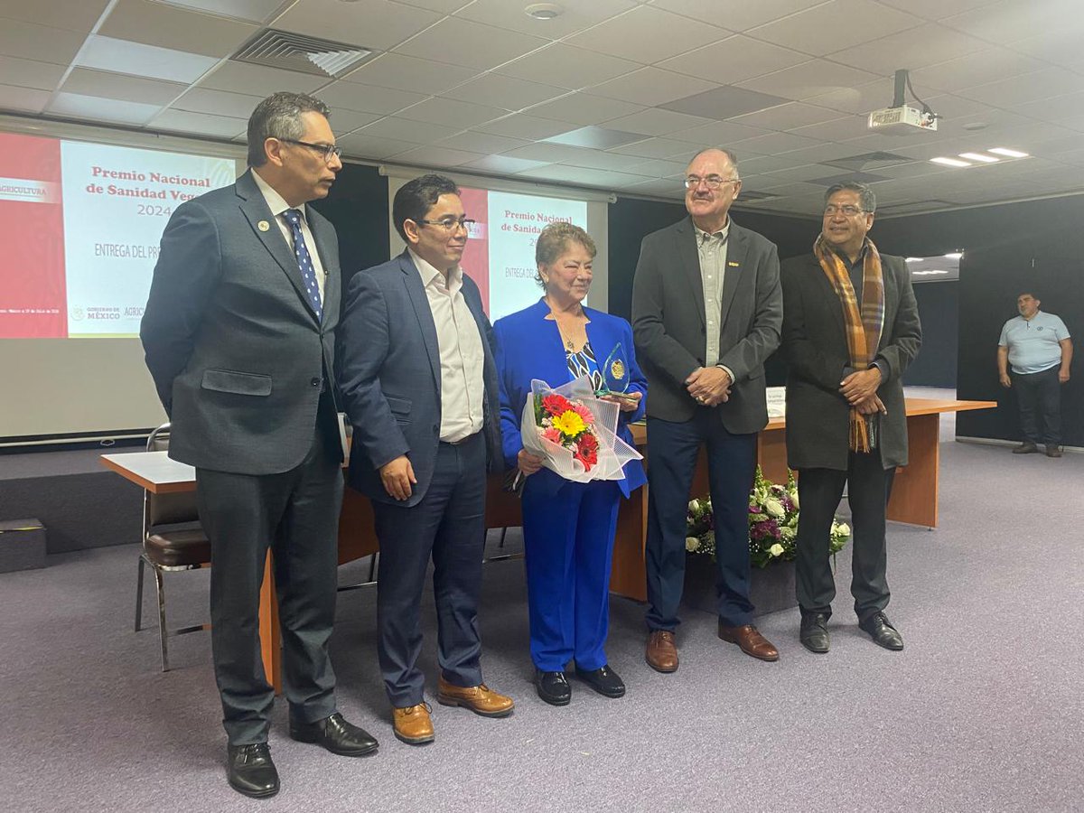 Un honor participar en la ceremonia de reconocimiento a la labor científica de la Dra. Raquel Alatorre, ganadora del Premio Nacional de Sanidad Vegetal 2024; su trabajo en el desarrollo de técnicas de control biológico de plagas contribuye a la sostenibilidad en la agricultura.