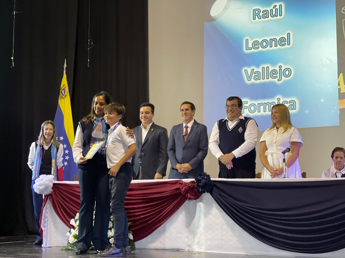 luisaguilarj's tweet photo. Mi día comenzó en el Colegio Madre Matilde, donde junto a los concejales Valentina Gómez y @diegopadronb, asistimos a la misa y graduación de los alumnos de sexto grado.🎓

Ustedes son el futuro. ¡Trabajen por sus sueños!👏🏻 https://t.co/YwAFV1LL7q