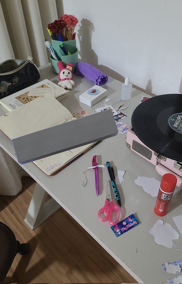 studycaleb's tweet image. nem nas férias eu consigo me manter longe dos papéis