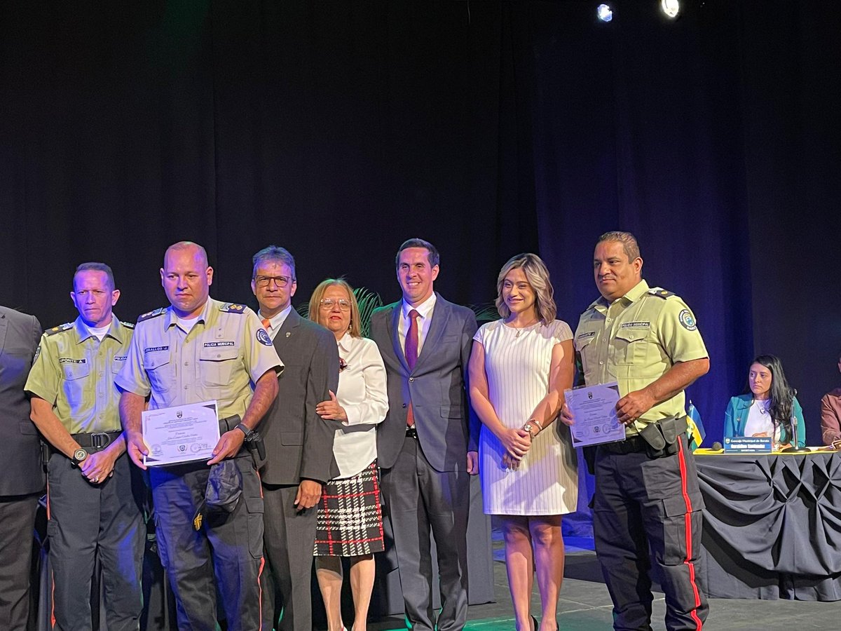 luisaguilarj's tweet photo. En la mañana también me trasladé al teatro del Colegio de Médicos para celebrar el 31 aniversario de @PoliBaruta.👮🏻‍♀️👮🏻

Allí se realizó la sesión solemne “Premio al Mérito Policial de Baruta”, donde reconocimos a 79 funcionarios por su incansable labor. ¡Mucho éxito a todos!🙌🏻 https://t.co/U8z4fivbax