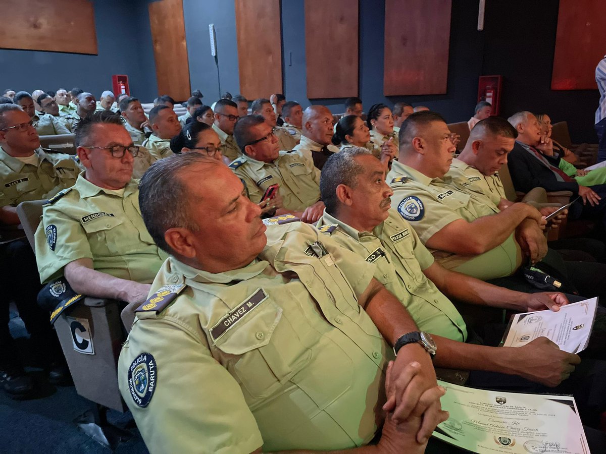 luisaguilarj's tweet photo. En la mañana también me trasladé al teatro del Colegio de Médicos para celebrar el 31 aniversario de @PoliBaruta.👮🏻‍♀️👮🏻

Allí se realizó la sesión solemne “Premio al Mérito Policial de Baruta”, donde reconocimos a 79 funcionarios por su incansable labor. ¡Mucho éxito a todos!🙌🏻 https://t.co/U8z4fivbax