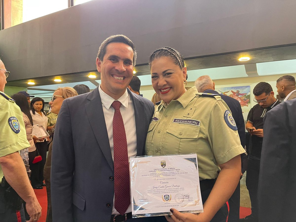 luisaguilarj's tweet photo. En la mañana también me trasladé al teatro del Colegio de Médicos para celebrar el 31 aniversario de @PoliBaruta.👮🏻‍♀️👮🏻

Allí se realizó la sesión solemne “Premio al Mérito Policial de Baruta”, donde reconocimos a 79 funcionarios por su incansable labor. ¡Mucho éxito a todos!🙌🏻 https://t.co/U8z4fivbax