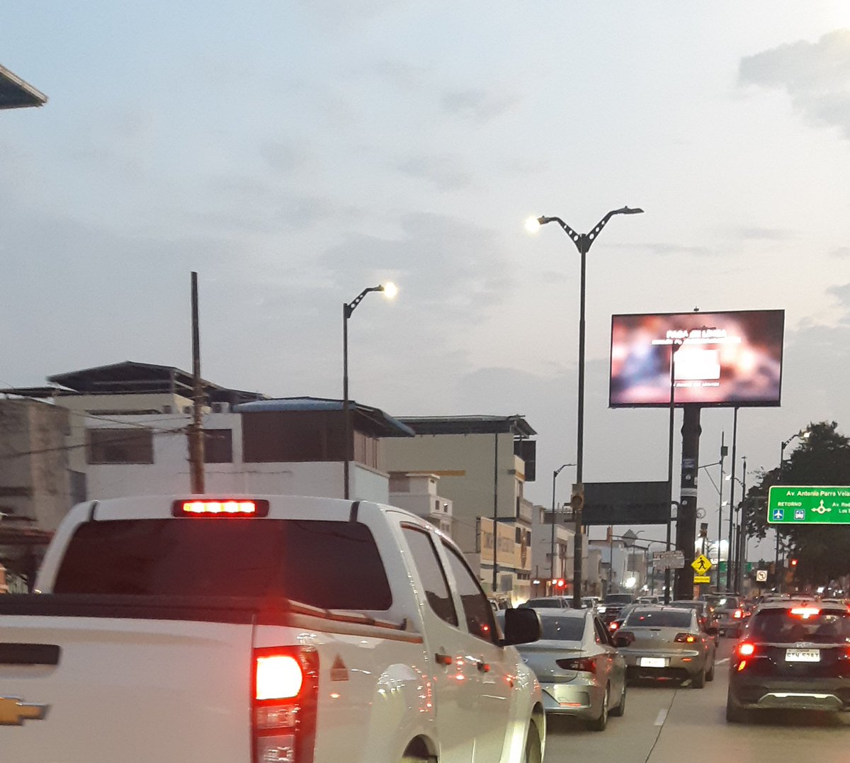 MTalentti's tweet photo. quisiera entender por qué a uno hasta le rascan la ventana a ver si es película y se ve claro mientras hay carros que parece que tienen pintura Glidden en parabrisas y ventanas ??  @ATMGuayaquil https://t.co/zdzRDtFeuG