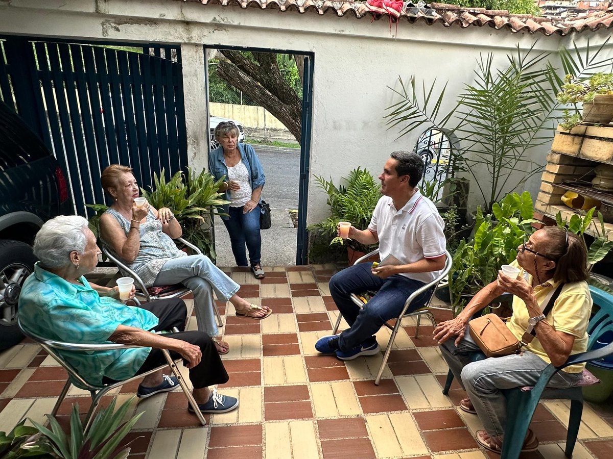 luisaguilarj's tweet photo. Para terminar un maravilloso día de trabajo, recorrí casa por casa las calles de Piedra Azul con el tarjetón electoral en mano para hablar con los vecinos sobre las elecciones del próximo 28 de julio y conocer los reportes de la zona.

Aquí siempre estaré #DandoLaCaraPorBaruta. https://t.co/kddAt7HZaZ