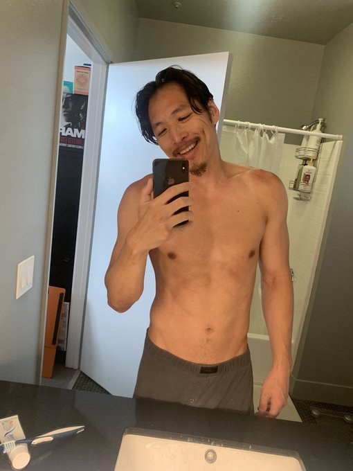 Ignore my tan lines and just look at my new haircut. https://t.co/s4WWFgfKZN