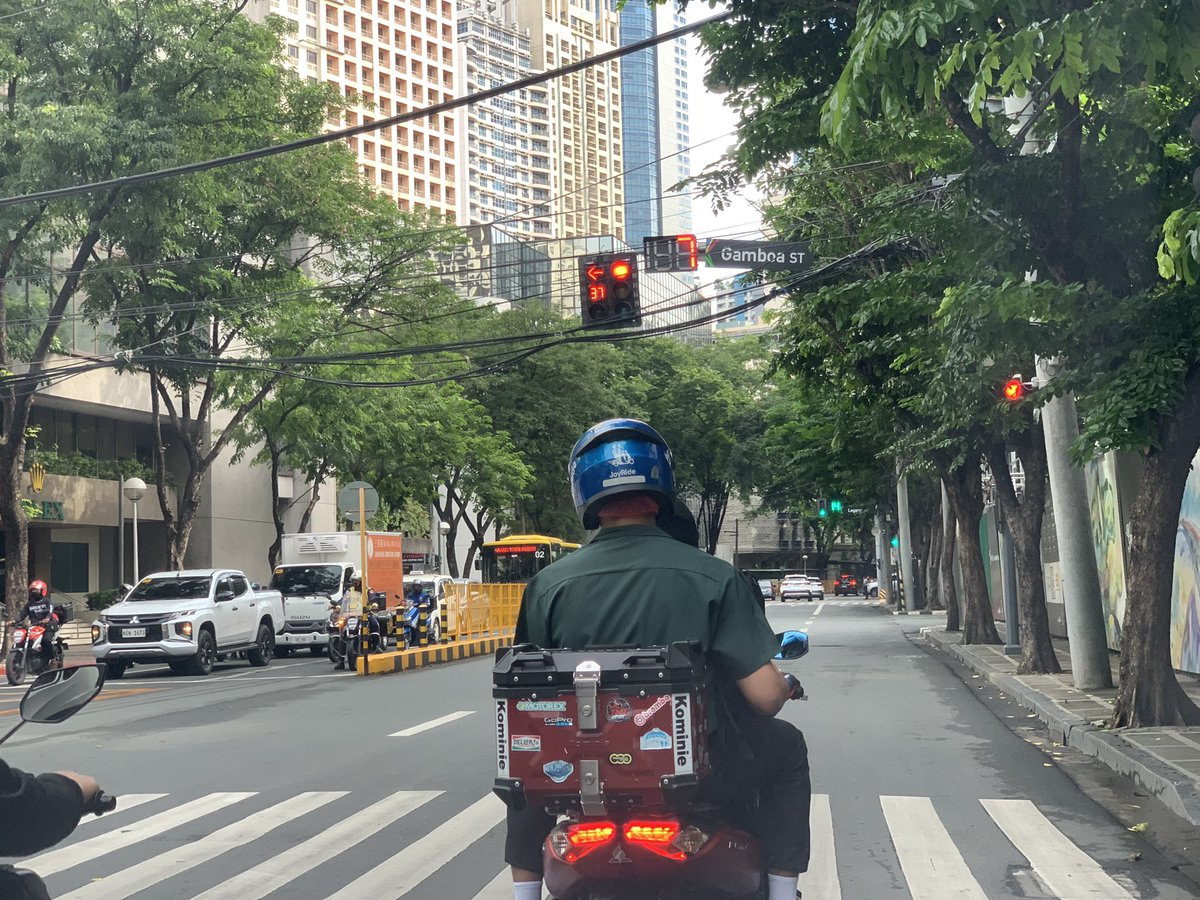 TanderBear's tweet photo. @ilovegreenbelt why is the stoplight at corner Paseo and Gamboa not synced with Legazpi? Mall is gone anyway. https://t.co/YEI9FFdxxI