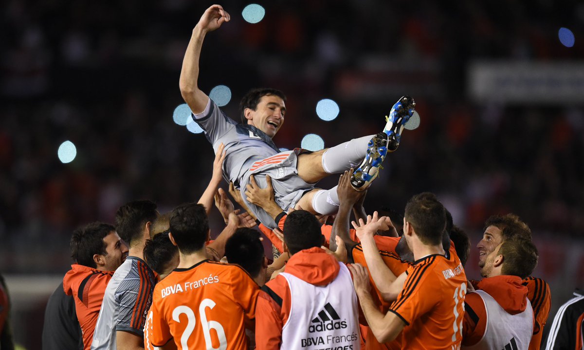 RiverPlate's tweet photo. 🎶 𝑨 𝑩𝒂𝒓𝒐𝒗𝒆𝒓𝒐 𝒏𝒖𝒏𝒄𝒂 𝒍𝒐 𝒗𝒂𝒎𝒐𝒔 𝒂 𝒐𝒍𝒗𝒊𝒅𝒂𝒓 ❤️💪 https://t.co/yX2LUL7bAP