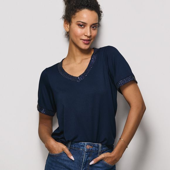 pamsavonshop's tweet photo. 2-Pack Sequin-Trim Tees -- Includes navy and black tees with sequin-trimmed V-neckline and short sleeves.  Who says you can't glam up in a tee shirt? #GlamTees #SequinsShimmer #AvonFashion #AvonRep @avoninsider https://t.co/9OdV0IuBEv https://t.co/rHvw9JKxvG