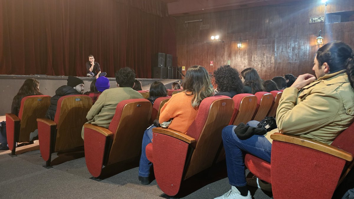 Tras la presentación de hoy: Iñigo Urrutia, quien deslumbró con "Crimen" en los #TemporalesTeatrales convocó a un conversatorio. Cerca de 200 personas se quedaron para hablar de la obra, de sus dudas, de #teatro y de lo que provocó esta nueva jornada. 
#Continuamos