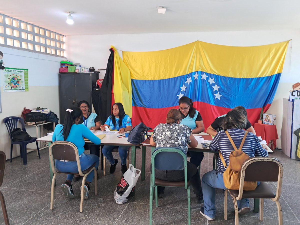 CdcePlaza's tweet photo. El CDCE PLAZA realiza entrega formal de los QR a nuestros Directores para los Títulos de Bachilleres de la República de Guarenas #JuntosPorLaCalidadEducativa @_LaAvanzadora @rosabecerra3 @NicolasMaduro @ZYSEGMIRANDA @alcindadesousa https://t.co/vhhFVX1hRD