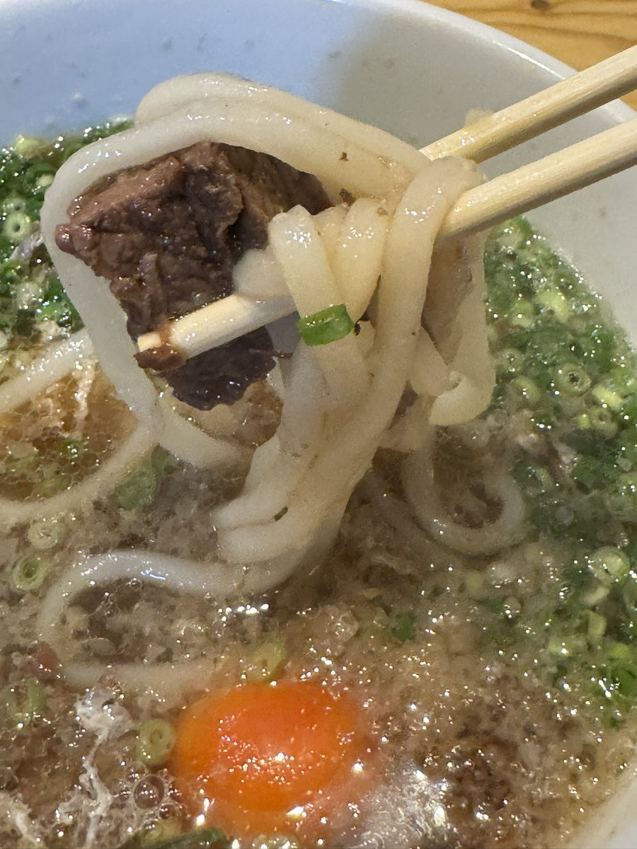akiahnz's tweet photo. 朝から肉いっぱいの脂うどんが超絶美味すぎっ◥█̆̈◤∥最٩(ˊᗜˋ*)و高👍✨
◥█̆̈◤∥#月見うどん(#肉増し)/#うどん箱太郎
#朝うどん
#肉は正義
#脂は正義 
【2024.07.19】 https://t.co/8ht3c4riej