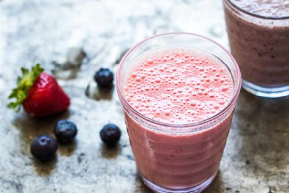 TinusFeast's tweet photo. Blend 1 banana, 1 cup mixed berries, 1 cup Greek yogurt, 1/2 cup almond milk, 1 tablespoon honey, and 1/2 teaspoon vanilla extract until smooth. Pour into a glass and serve chilled. Enjoy a creamy, refreshing berry banana smoothie that's perfect for any time of day #cookingrecipe https://t.co/LT08gvD66R
