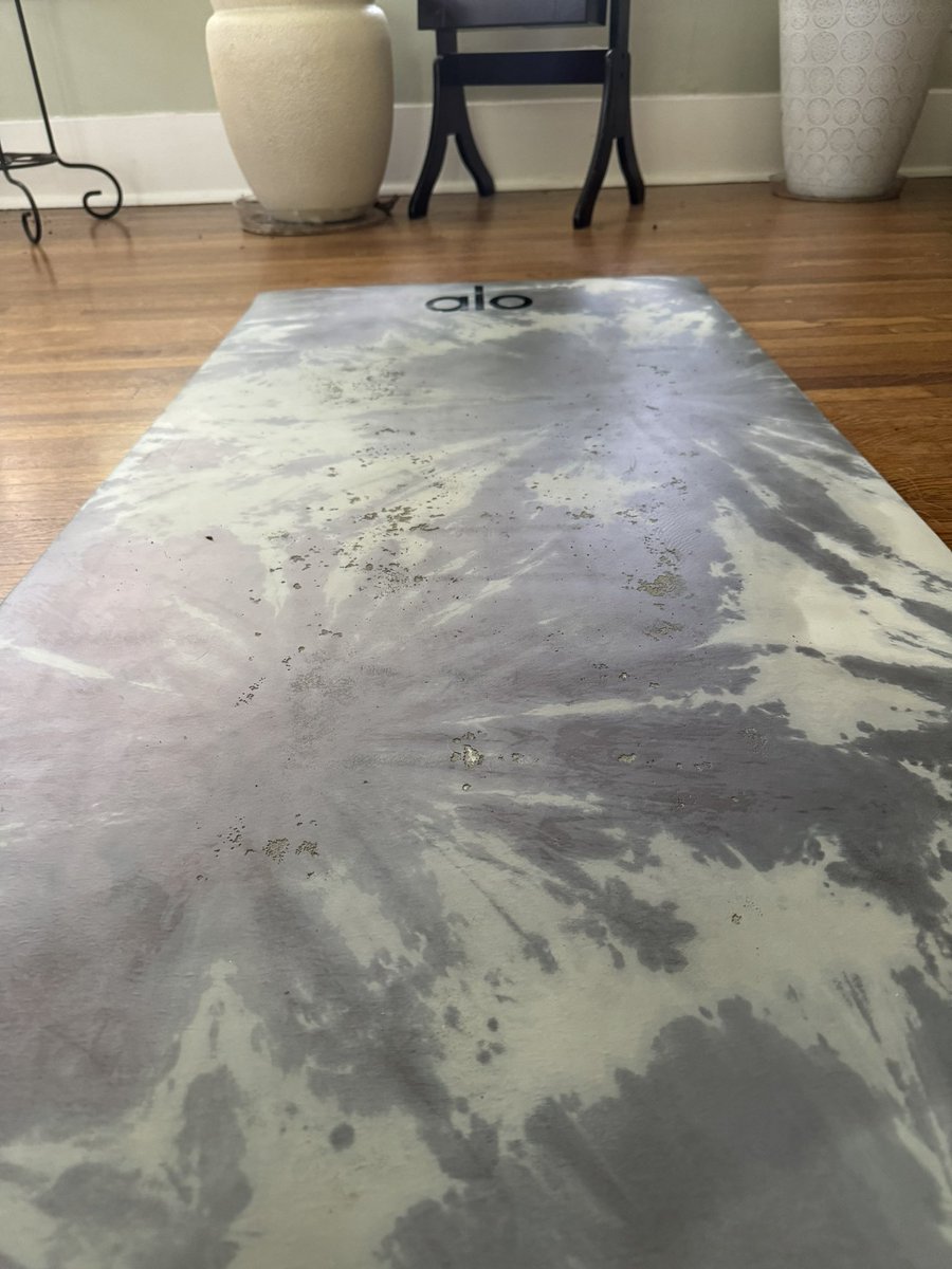 heatherchuran's tweet photo. @aloyoga This mat is not a year old and all customer service could offer is 10% off my next purchase. Poor quality and service! https://t.co/AxJBN1yW2Y
