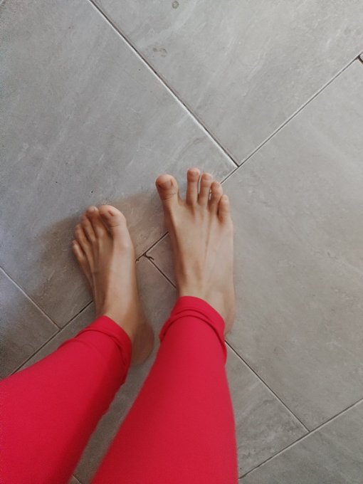 Pies de Reina, arrodillate ante m&iacute; gusano inservible 😈😈😈💅💅 https://t.co/wMiU94DWbc