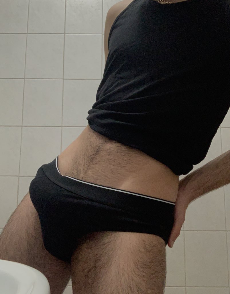 Cazzone2003's tweet photo. il cazzo mi esplode , vuoi vederlo? sai cosa fare🤑#gay #master #piedi #gayporn https://t.co/DRPrSUztvZ