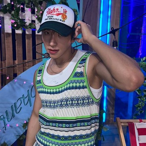 Me lazy morning cuddle sampai siang? Tersedia sarapan kalau kalau kamu anak baik.