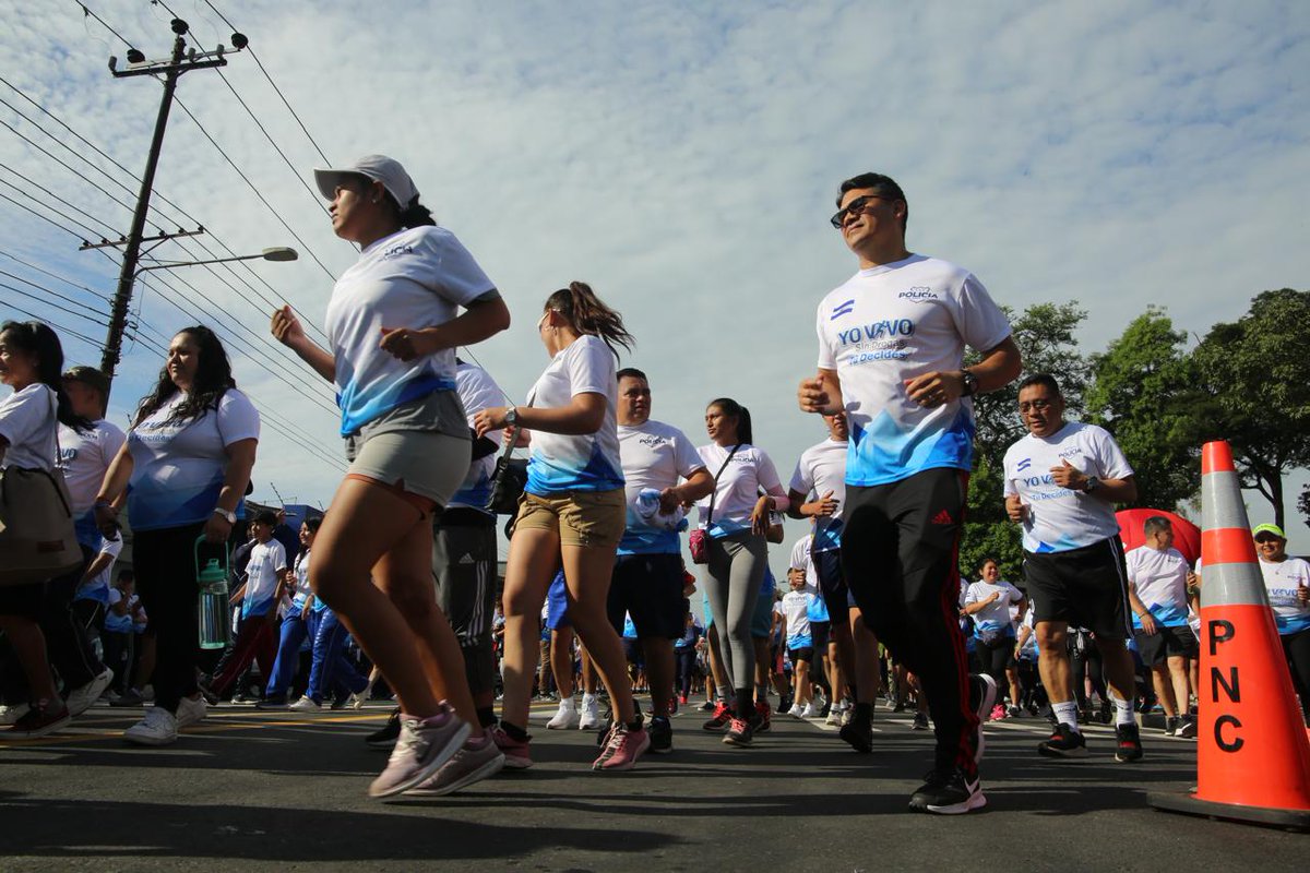 Decenas de personas participan en la carrera de 3 y 5 kilómetros que inició desde el parque Cuscatlán, con retornos en el centro histórico.