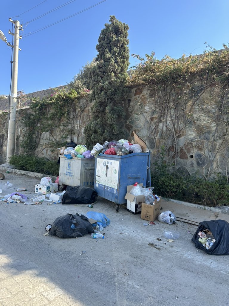 hahiyidedim's tweet photo. Sayın @BodrumBel 4.güne giriyor bu çöpler katlanarak artıyor. Nasıl olur da bir çöp kamyonu 4 gündür bir sokağa girmez? Gümüşlük, Ahmet Yesevi sokak. https://t.co/TiCYpO47gH