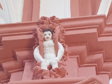 chikistrakiz's tweet photo. Una fallida restauración de la ermita de Nuestra Señora del Mirón, situada en la ciudad de Soria (noreste de España) y que data de 1725, ha sorprendido y desolado a los expertos, algunos de los cuales ya la califican de "atentado". Angelitos feos... https://t.co/ZntSggCbcQ