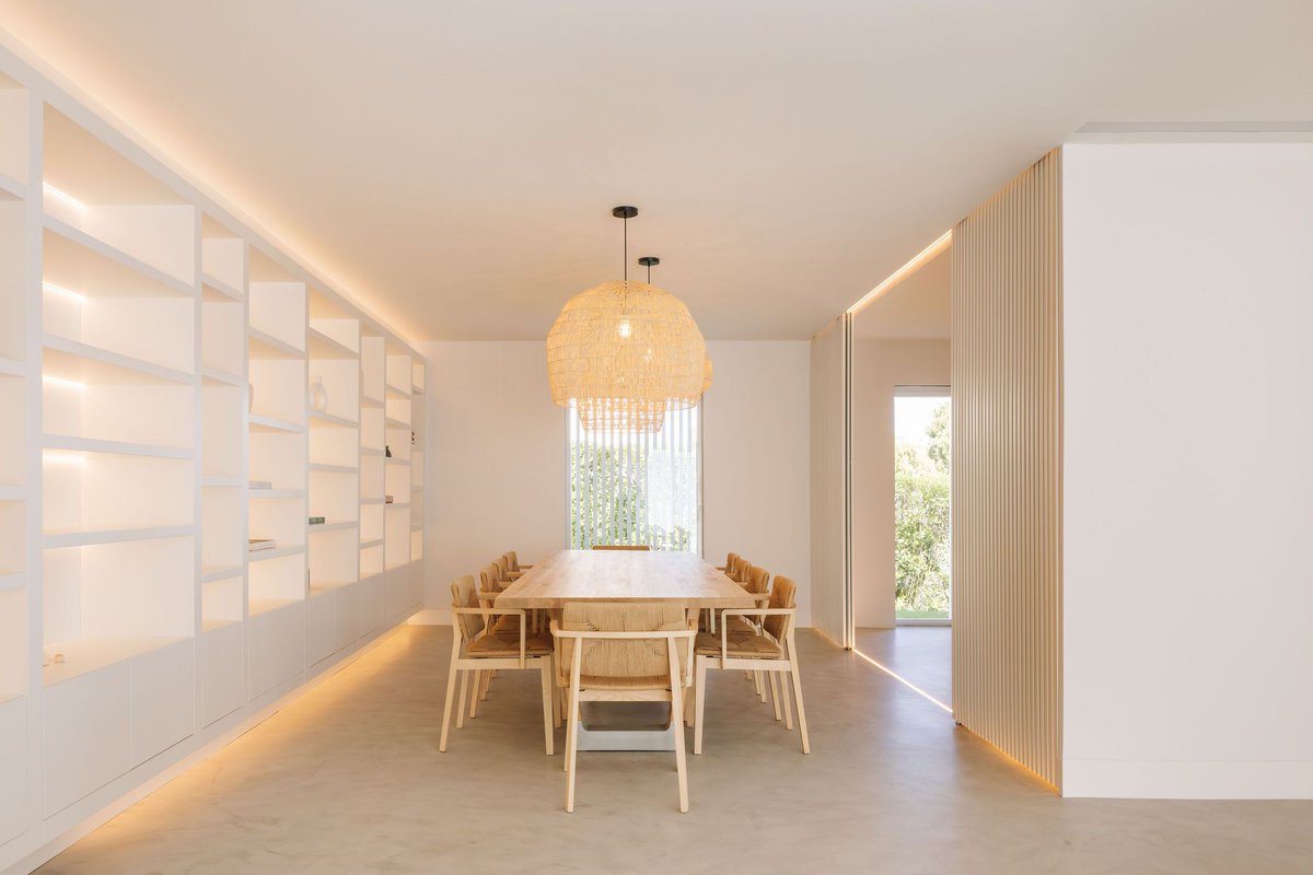 Archello's tweet photo. João Tiago Aguiar's renovation of Soltróia House transforms a dated villa into a modern retreat. Clean lines, an all-white facade, and slatted aluminum create a sleek look. 
https://t.co/3An8BUtqa2

#ModernRenovation #SleekDesign #PracticalLiving https://t.co/CekW47JU1v