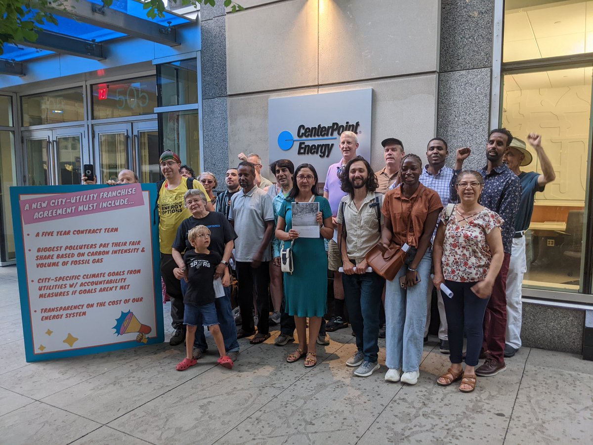 This crew recently delivered the Minneapolis Climate and Equity Plan to Xcel Energy and CenterPoint. When we #MakePollutersPay, we can fund a future where we all can thrive! 🌳🏡🌎

Live in Minneapolis? Join us by contacting your electeds: secure.everyaction.com/lt1g1lp0ZEi59M…