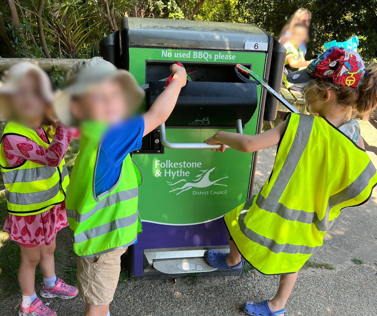 👏 Last weekend, amazing volunteers from Pole Position Driving School and pupils at St Eanswythe CE Primary School spent time collecting rubbish.

🚮 If you're interested in setting up your own litter pick – get it organised here 👉 folkestone-hythe.gov.uk/parks.../litte…