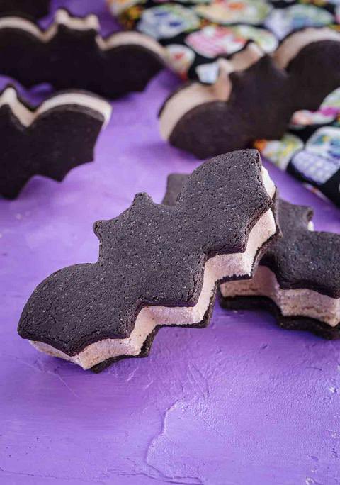 Ghoulia Childs (@ghouliachilds) on Twitter photo Ice Cream BATWICHES via Vegan Dollhouse <a href="/vegandollhouse/">ᐯEGᗩᑎ ᗪOᒪᒪᕼOᑌᔕE</a>
#IceCreamSandwichDay
#GhastlyGastronomy
vegandollhouse.com/recipes/vegan-… Ice Cream BATWICHES via Vegan Dollhouse <a href="/vegandollhouse/">ᐯEGᗩᑎ ᗪOᒪᒪᕼOᑌᔕE</a>
#IceCreamSandwichDay
#GhastlyGastronomy
vegandollhouse.com/recipes/vegan-…