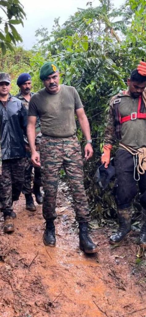 kakar_harsha's tweet photo. This is the GOC K&amp;K Sub Area in Wayanad, Kerala. He is fully committed to his job &amp; present with the men executing their job. Removed  rank badges as they attract unnecessary media attention in such murky situations....... can our politicians learn from them
🇮🇳🇮🇳🇮🇳🇮🇳🇮🇳🇮🇳 https://t.co/wXb81dGkS8