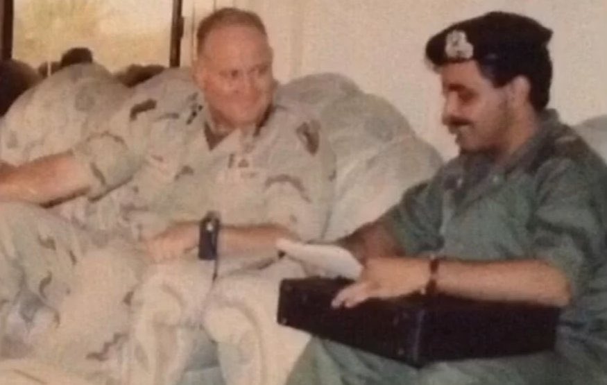 al_mughnem's tweet image. 1️⃣
رجال كان تاريخ #ذكرى_الغزو_العراقي_الغاشم شاهدا على بطولاتهم 
خالي رشيد خريص ابوهليبة وبعد إصابته بمعركة G1 
وهو أول ضابط كويتي تم علاجه بالمملكة العربية #السعودية الشقيقة وأنقذه والدي حسين رويشد المغنم وأخرجه من الأراضي الكويتية لتلقي العلاج الطبي وكانت إصابته خطيرة ثم انضم…