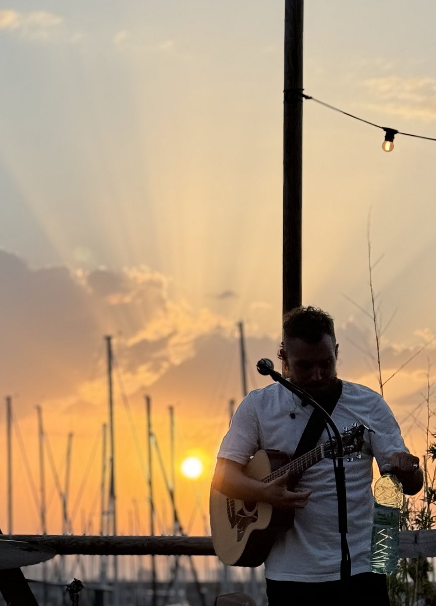 Música, atardecer y amigos.❤️. No se puede pedir más. Gracias Laredo.
Nos vemos en nada en DONOSTI/MADRID/BILBAO.
Entradas aquí : linktr.ee/aimarcid_
#gira #monstruosyrosas #aimar 
<a href="/BagaBigaeus/">baga biga musika ideiak</a>